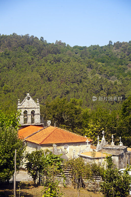 圣菲斯做Barón教堂和景观。O Carballiño，西班牙加利西亚乌伦塞省。
